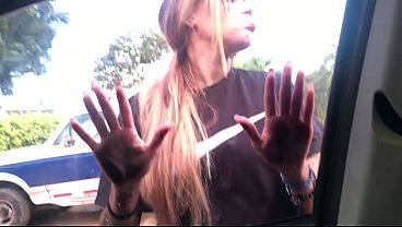 Hermosas Mujeres No Pueden Entrar Al Coche thumbnail