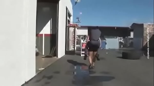 Nonton Kortney Olson Piggyback Carry Preview thumbnail