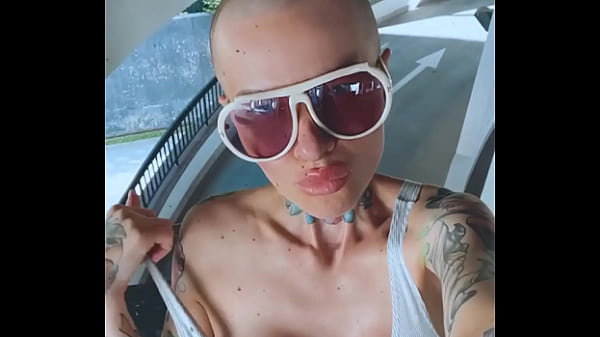 Nonton Bald Girl Wishes You A Great Day thumbnail