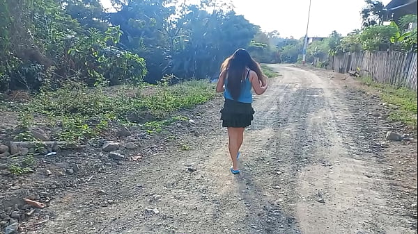 sensacional!! me encontre a una hermosa zorra paseando en el campo, la invite a caminar, luego me llevo al rio, y despues terminamos teniendo sexo en una caba&ntilde;a - sexo real casero 