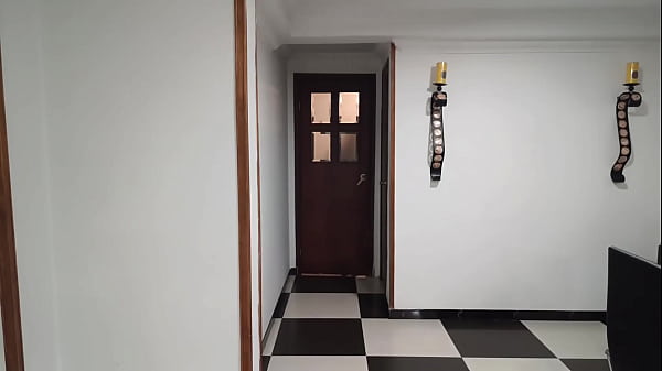 Nonton Mara Entra A La Oficina De Su Jefe Y Cuando La Descubren Le Chupa La Polla A Su Jefe thumbnail