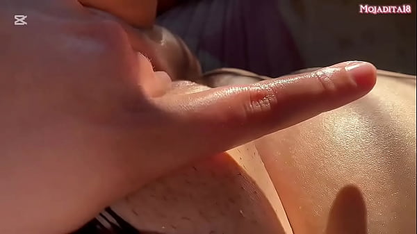 Latina Provocando En Body Oscuro Bajo El Sol thumbnail