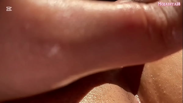 POV Close up: Latina curvy en bodyblack y fingering al sol - Orgasmo femenino real