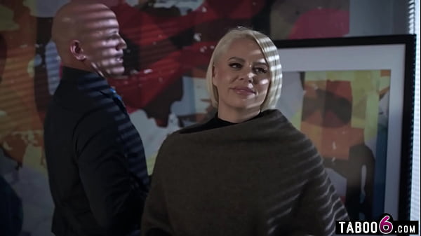 Nonton Married Couple Went In For Some Photos But The Husband Got Much More That That Out Of It thumbnail