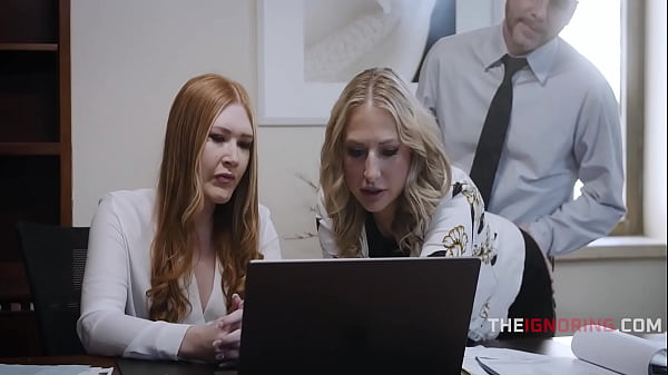 Nonton Everyone Gets Fucked At Corporate- Quinn Waters, Harper Red, Tony Rubino thumbnail