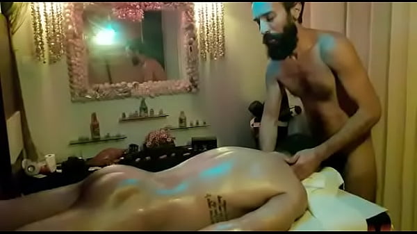 Dois Massagistas Safado Em A&ccedil;&atilde;o Em Um Belo Corpo Onde Esta Aplicando A Massagem De Quatro Maos thumbnail