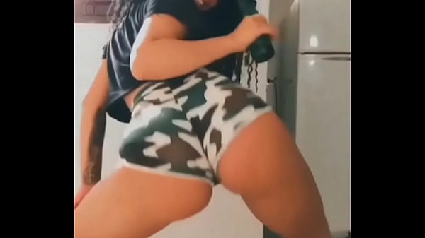 Novinha cavala toda exibida dan&ccedilando funk