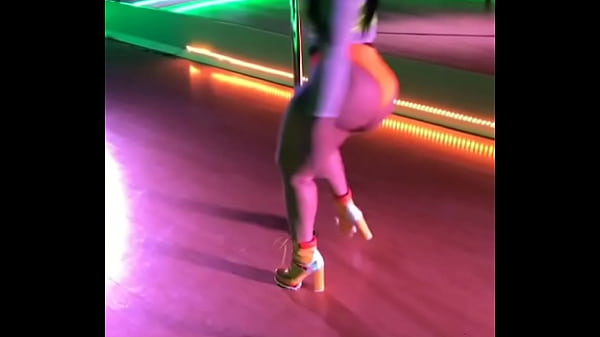 Nonton Thick Model Twerking At Wirk thumbnail