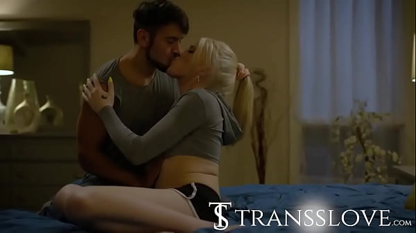 Mi hermanastra trans quiere hacer un anal 