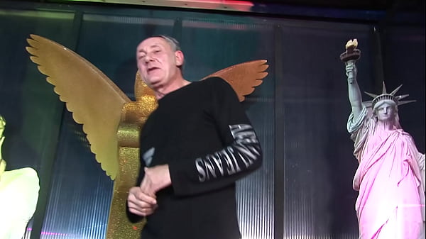 Nonton Cassie Young And Abbey Brooks Get Covered In Cum During This Gang Bang thumbnail