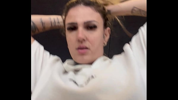 Nonton Sapatona Fica Muito Tes&atilde;o Na Academia Vendo Mulheres E Homens Vendo Sua Camisa Transparente Mostrando Os Seu Bicos Do Peito Suado E Duro thumbnail