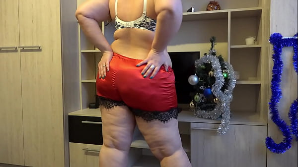 Christmas pleasure. A chubby milf fucks her anal and hairy pussy, shaking her gorgeous juicy butt. Homemade. 