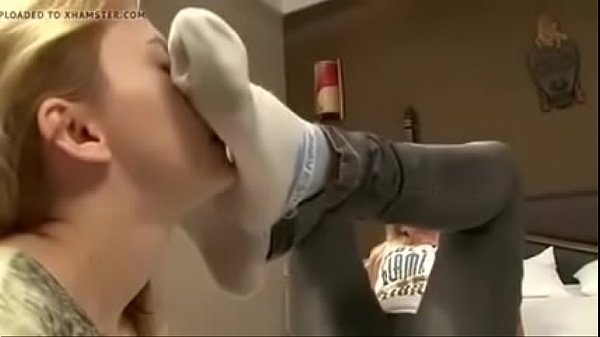 Nonton Chick Smells Her Friends' Socked Feet thumbnail