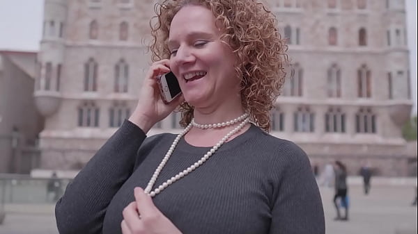 Me Acuesto Con La Casera Madura El Primer D&iacute;a Que Entro En La Casa thumbnail