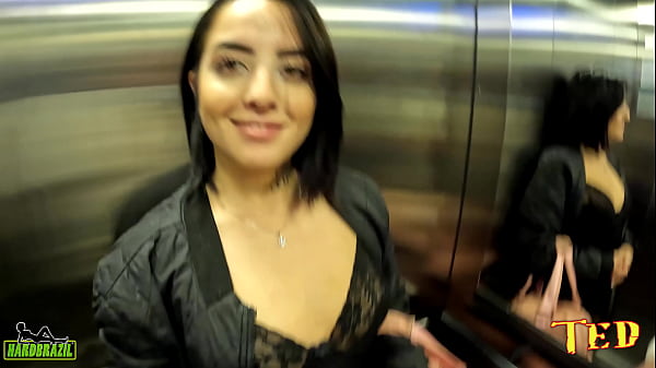 Enquanto Ela Se Prepara A C&acirc;mera Registra Tudo thumbnail