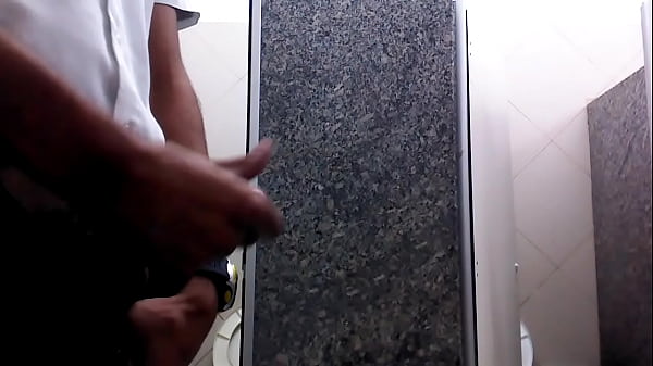 Gozando gostoso no banheiro do trampo 