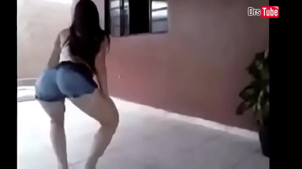 Novinha dan&ccedilando funk
