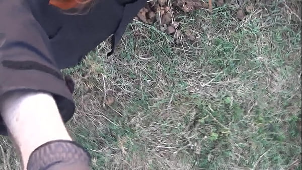 Nonton Broke Wearing Female Rubber Mask And Hunterboots Outdoors thumbnail