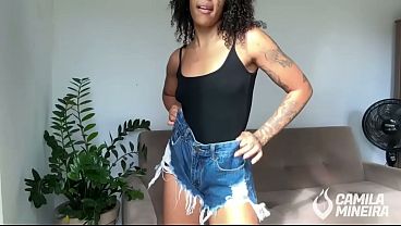 Morena Gostosa E Casada Rebolando O Rab&atilde;o De Shortinho Bem Apertado thumbnail