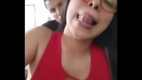 Mi esposa llam&aacute;ndome y yo estoy aqu&iacute; ocupado con su hermana en la habitaci&oacute;n. 