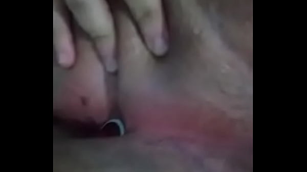 Batendo punheta com brinquedinho no cu 