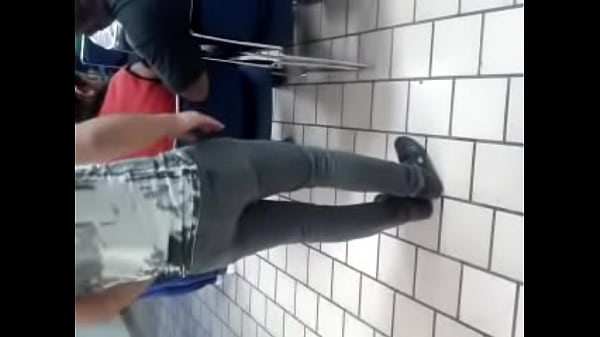 Chavo sexy en el banco 