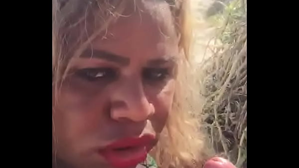Larissa Close chupando rola em uma praia de Macei&oacute
