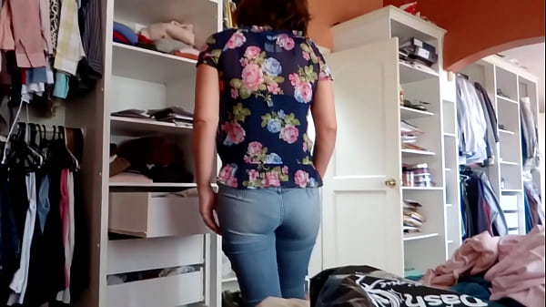 Satisfazo meu enteado e visto jeans para ele gozar na minha bunda