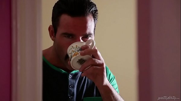 Nonton Strange Live Webcam With Family Members thumbnail