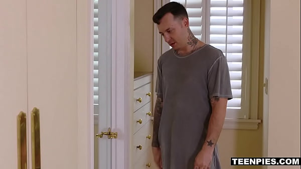 Nonton Bubble Butt Karissa Kane Is Laying Face Down On The Carpet While Wearing A Skin Tight Shorts That Show Off Her Bulging Ass thumbnail