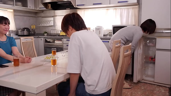 Nonton 「ちゃんと避妊してるでしょうね？」夏帆は遊びにきた娘の彼氏・達也に問い質した。娘の幸せを願う親として性欲過剰な若い男に釘を刺しておこうとしての行動だった。 thumbnail