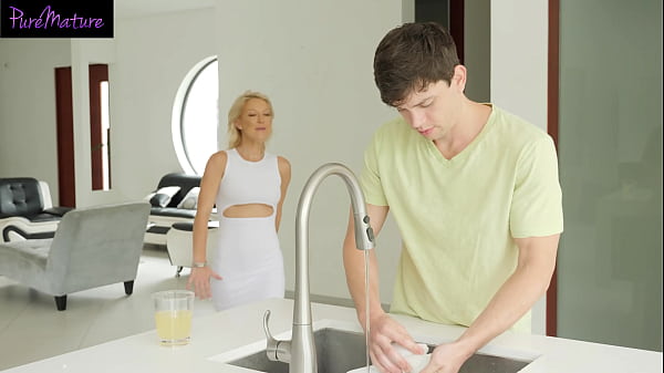 Nonton Laura Bentley Drains Her Stepson's Cock When Hubby Leaves The House thumbnail