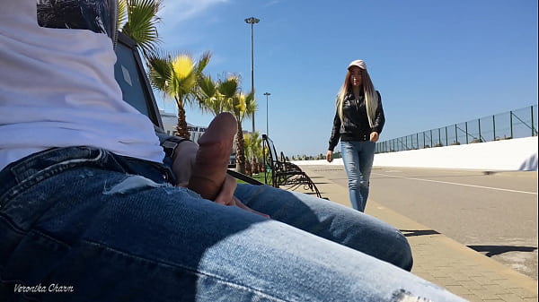 Nonton Babe Saw Guy Jerking Cock In Park And Helped Him Finish thumbnail