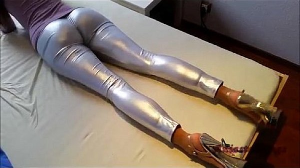 Nonton Ania In Silver Leggings Gloves High Heels thumbnail