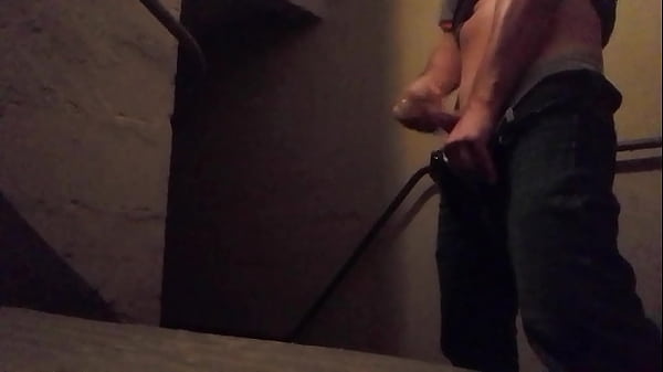 Na Escada Do Condom&iacute;nio Um thumbnail