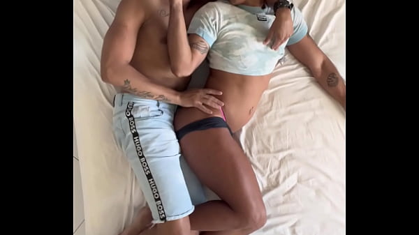 O Pai Da Minha Amiga Foi Dormir Do Meu Lado, N&atilde;o Resistiu E Me Comeu thumbnail