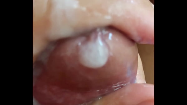 jalandome despacio para eyacular, me sale la leche muy rico y se embarra