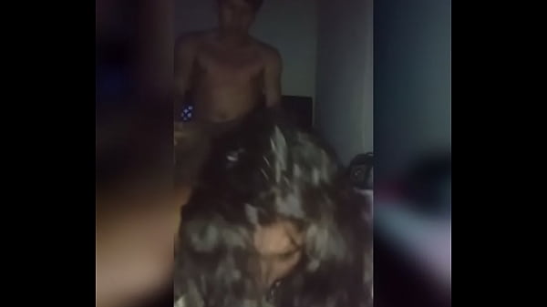 Rica la pongo a gemir duro