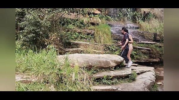 Trilha, cachoeira e muito sexo em p&uacute_blico!
