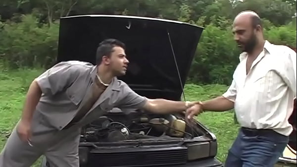 Ga&uacutechos arrumando carro – Pura