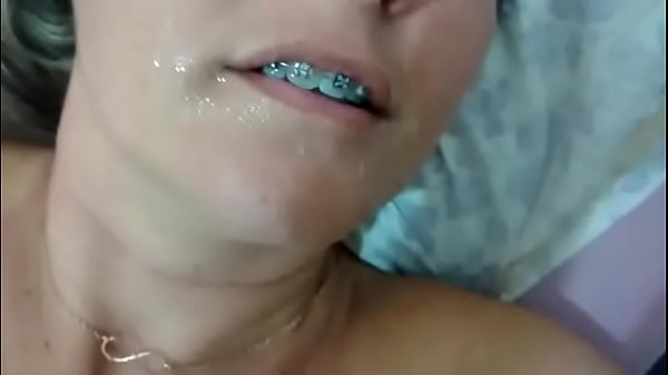 Casada bebe todo leitinho quente 