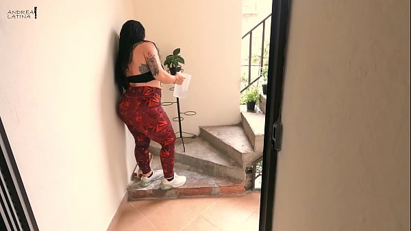 Cojo A Mi Vecina Caliente Cuando Ella Va A Regar Sus Plantas thumbnail