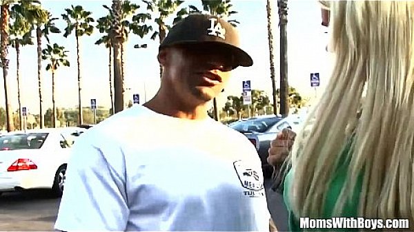 Nonton Busty Blonde Mom Rhyse Richards Picked-up And Fucked thumbnail