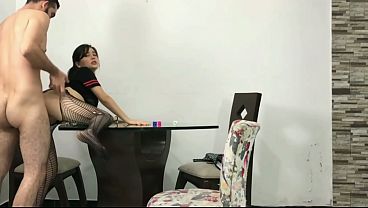Hijastra delgada tiene un orgasmo creampie arriesgado con PADRASTRO