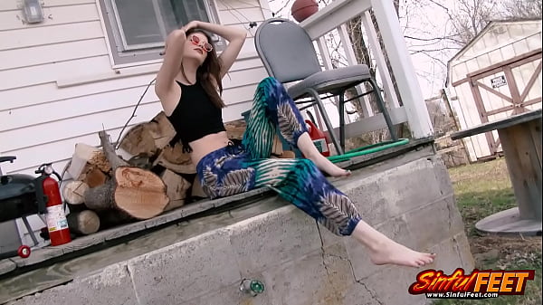 Nonton Sinful Feet Welcomes Starshine Playing On Her Tractor With Dirty Wrinkled Soles thumbnail