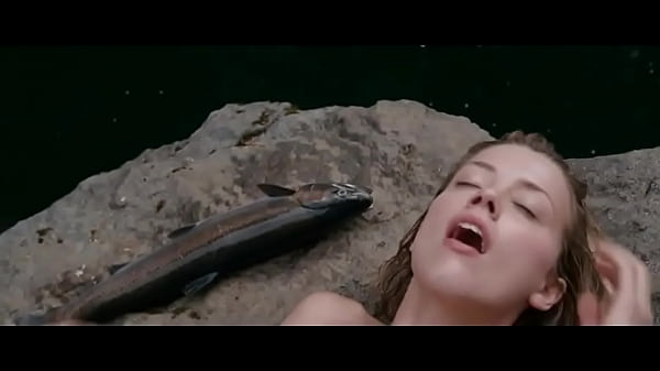 Nonton Amber Heard Nude Swimming In The River Why thumbnail