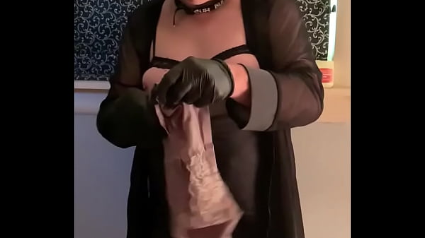 Cd Nikki smokes and dangles 