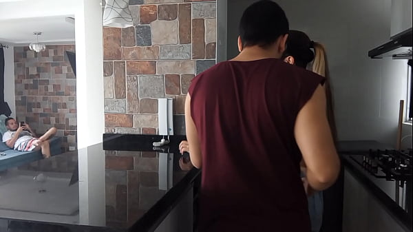 La Puta Esposa Infiel Traiciona A Su Marido En Su Propia Casa thumbnail