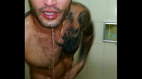 Allan Guerra Toma Ducha De Shortes Transparente thumbnail