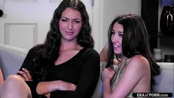 Nonton Curvy Girl And Petite Bff Pause A Movie To Fuck.they Kiss And The Big Tits Babe Licks The Brunettes Pussy.they 69 And Then The Busty Girl Gets Rimmed thumbnail